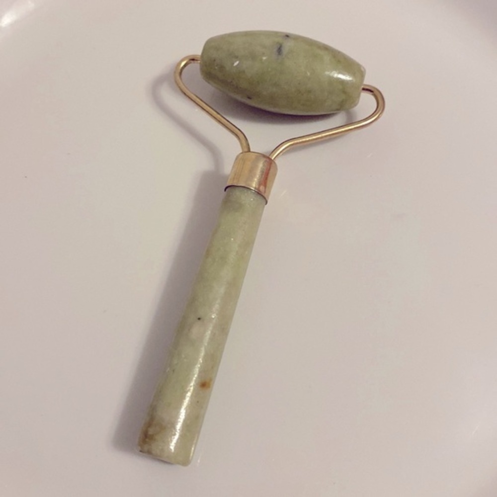 Jade Roller New - Picture 2 of 3
